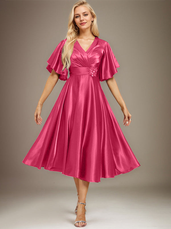 A-Linien V-Ausschnitt knielanges Stretch-Satin-Mutter-der-Braut-Kleid mit Perlen und Falten