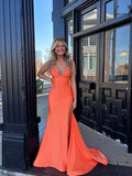 Robe fourreau corail à décolleté plongeant en V avec fente pour bal de promo