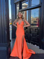 Robe fourreau corail à décolleté plongeant en V avec fente pour bal de promo