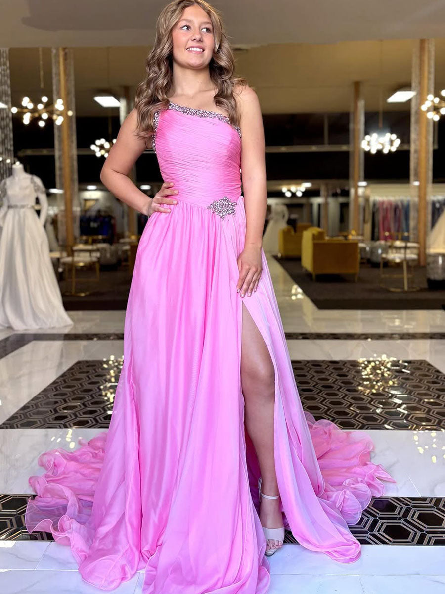Abito da ballo in chiffon con una spalla, perline di cristallo e spacco alto