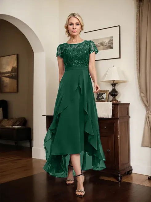 Robe mère de la mariée en chiffon et dentelle, ligne A, encolure dégagée illusion, asymétrique, avec nœud, volants et sequins