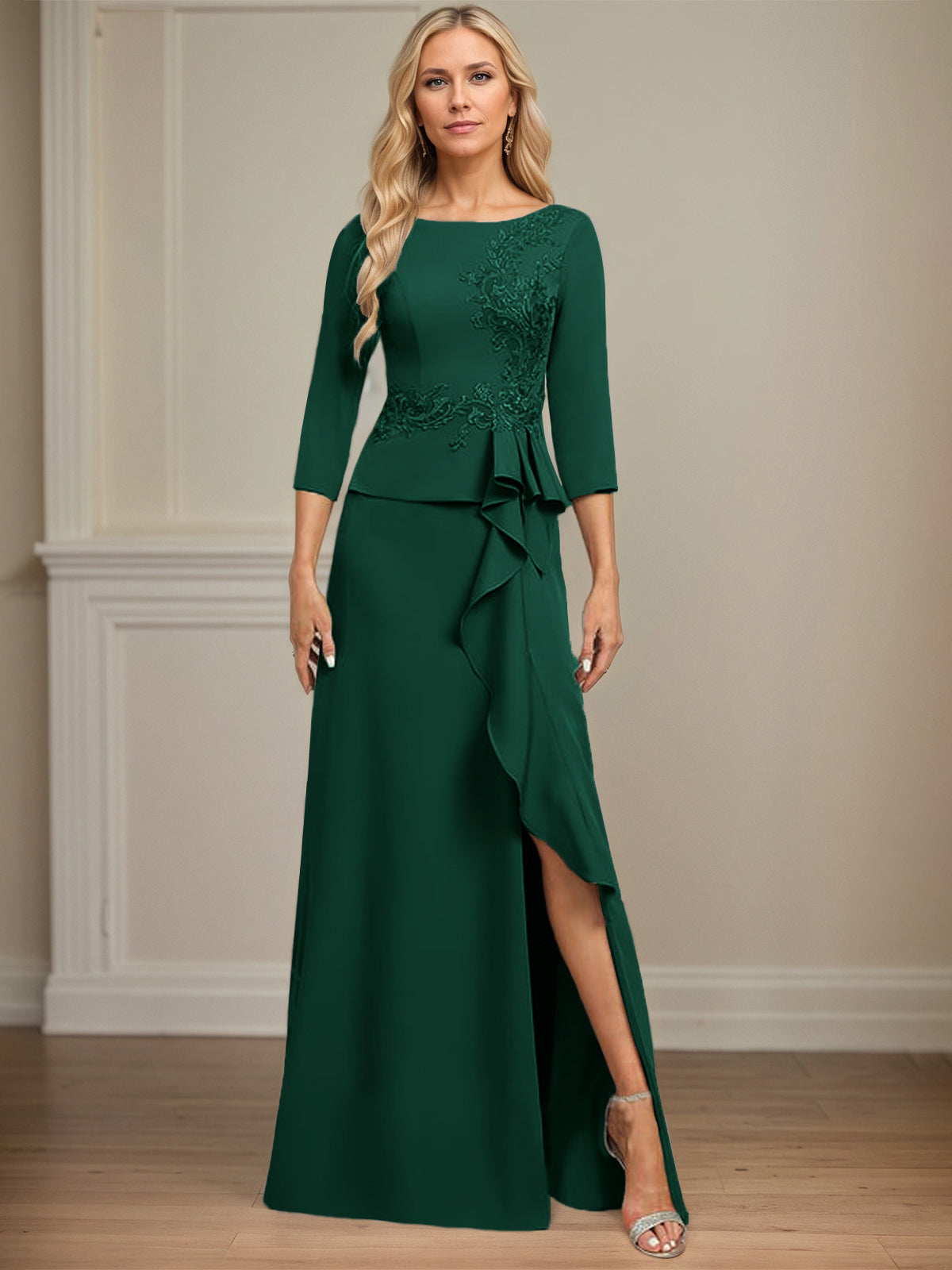 Eng anliegendes bodenlanges Kleid aus Stretch-Crêpe mit Rundhalsausschnitt, Säulenschnitt und kaskadierenden Rüschen-Applikationen