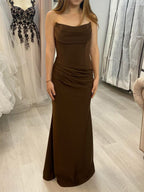 Vestido de fiesta marrón oscuro sin tirantes con cuello drapeado y cintura fruncida
