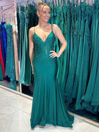 Vestido largo de fiesta verde oscuro sirena con tirantes finos y abalorios brillantes