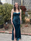 Vestido de formatura verde azulado escuro de cetim com franzido lateral, decote drapeado e fenda alta