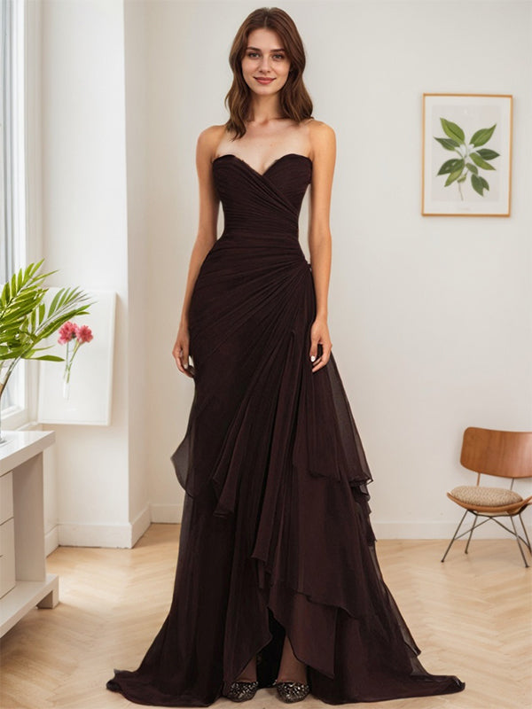 Vestido formal largo marrón oscuro en línea A sin tirantes con escote corazón y capas de gasa