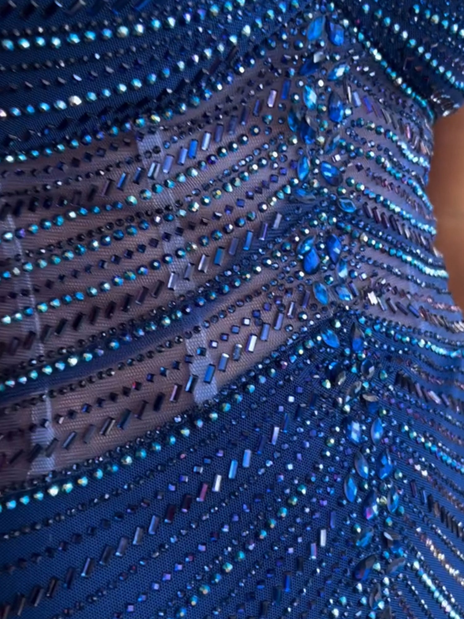 Abito da ballo a sirena blu navy scintillante senza spalline con perline