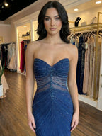 Abito da ballo a sirena blu navy scintillante senza spalline con perline