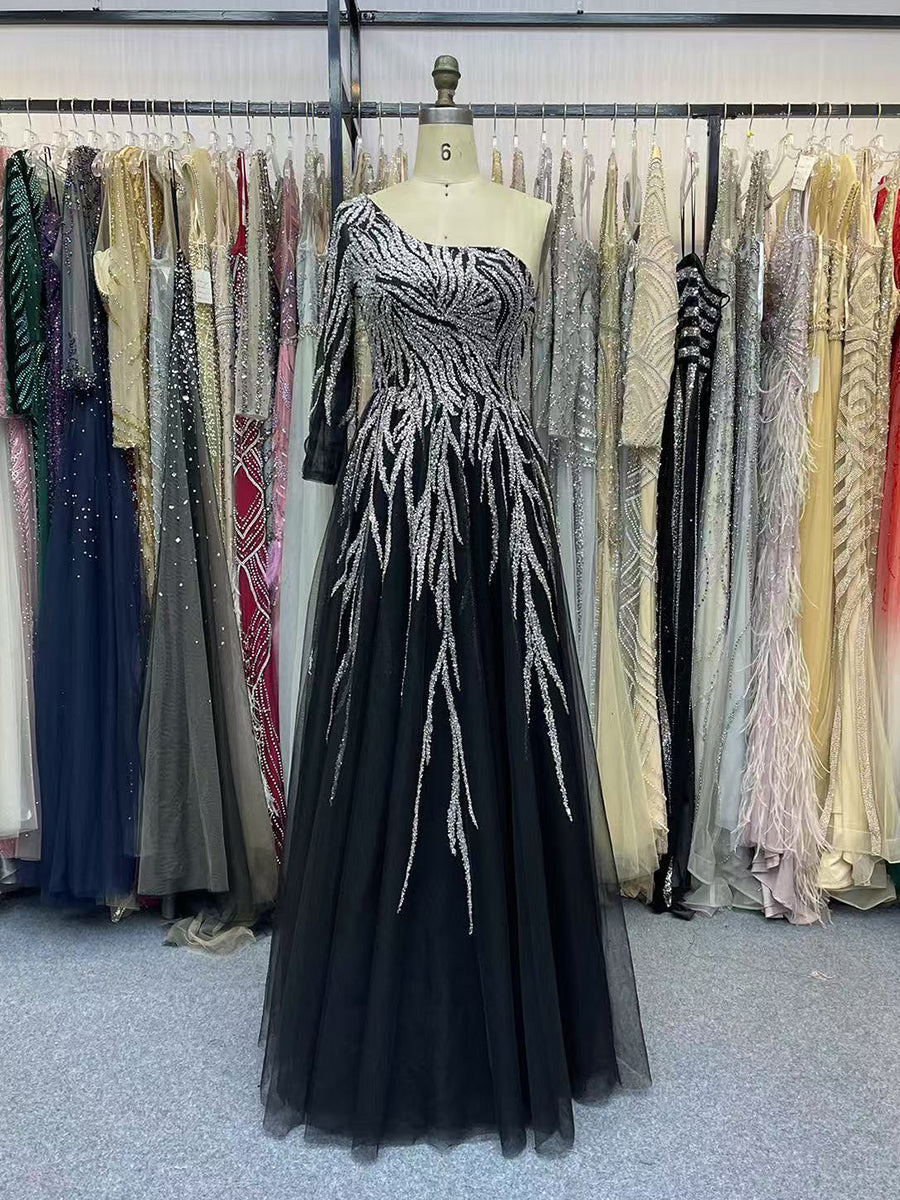 Robe dramatique ligne A à une manche avec perles argentées