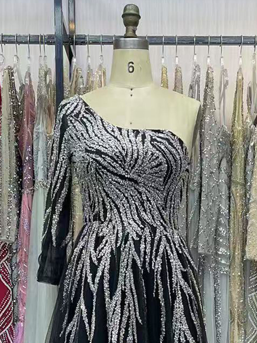 Robe dramatique ligne A à une manche avec perles argentées