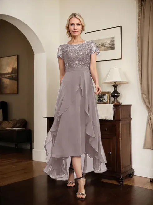 Robe mère de la mariée en chiffon et dentelle, ligne A, encolure dégagée illusion, asymétrique, avec nœud, volants et sequins