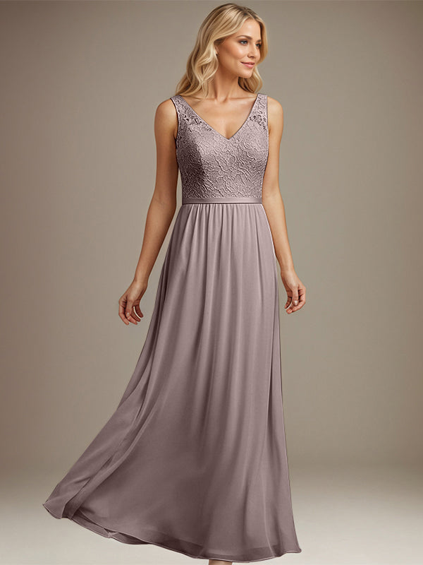 Abito da madre della sposa in chiffon e pizzo blu polvere a linea A, scollo a V e lunghezza fino a terra