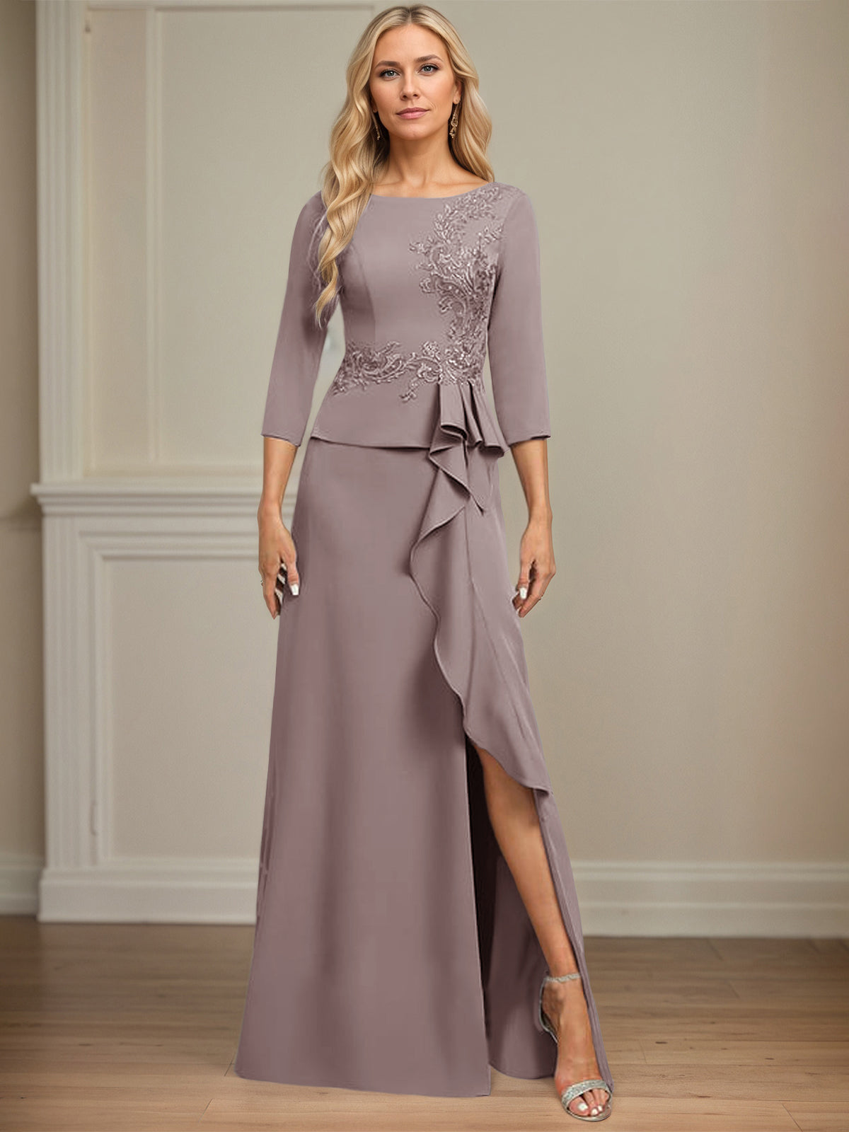 Eng anliegendes bodenlanges Kleid aus Stretch-Crêpe mit Rundhalsausschnitt, Säulenschnitt und kaskadierenden Rüschen-Applikationen