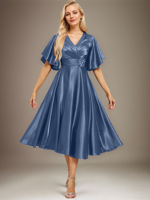 A-Linien V-Ausschnitt knielanges Stretch-Satin-Mutter-der-Braut-Kleid mit Perlen und Falten
