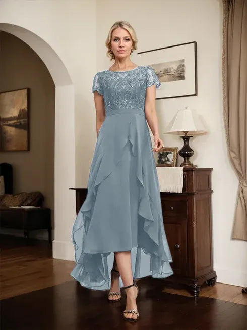 Robe mère de la mariée en chiffon et dentelle, ligne A, encolure dégagée illusion, asymétrique, avec nœud, volants et sequins
