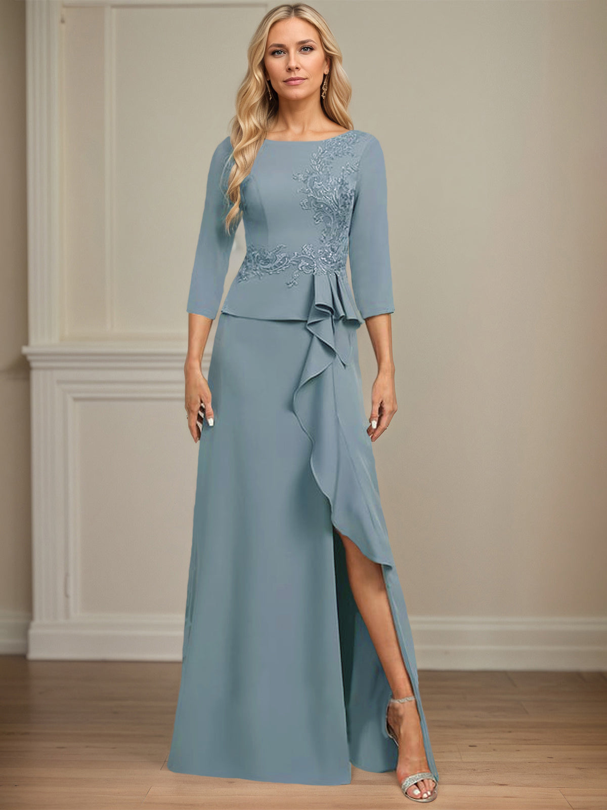 Eng anliegendes bodenlanges Kleid aus Stretch-Crêpe mit Rundhalsausschnitt, Säulenschnitt und kaskadierenden Rüschen-Applikationen
