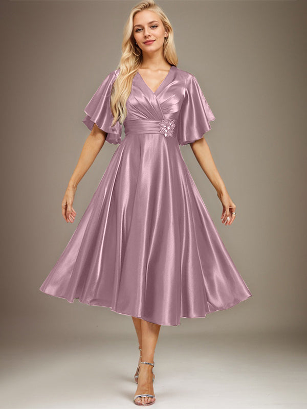 A-Linien V-Ausschnitt knielanges Stretch-Satin-Mutter-der-Braut-Kleid mit Perlen und Falten