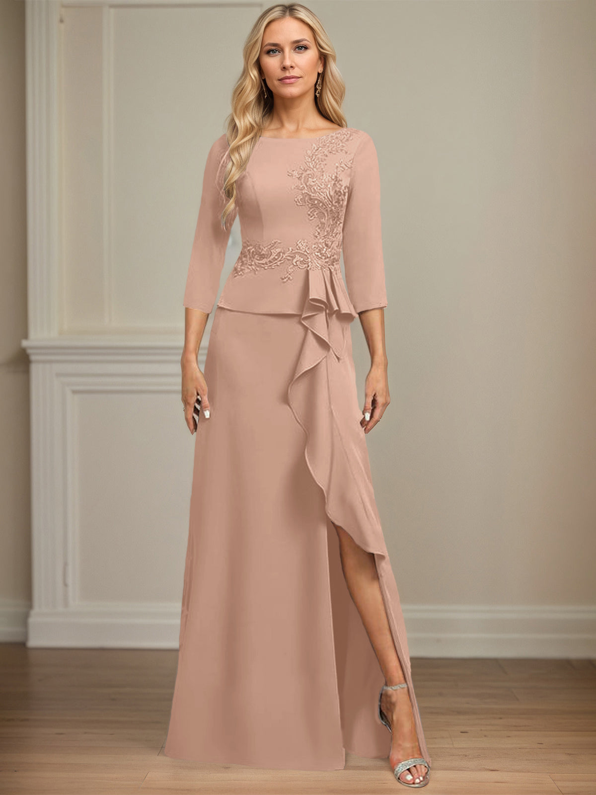 Eng anliegendes bodenlanges Kleid aus Stretch-Crêpe mit Rundhalsausschnitt, Säulenschnitt und kaskadierenden Rüschen-Applikationen