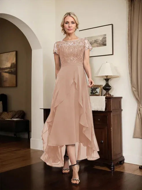Robe mère de la mariée en chiffon et dentelle, ligne A, encolure dégagée illusion, asymétrique, avec nœud, volants et sequins
