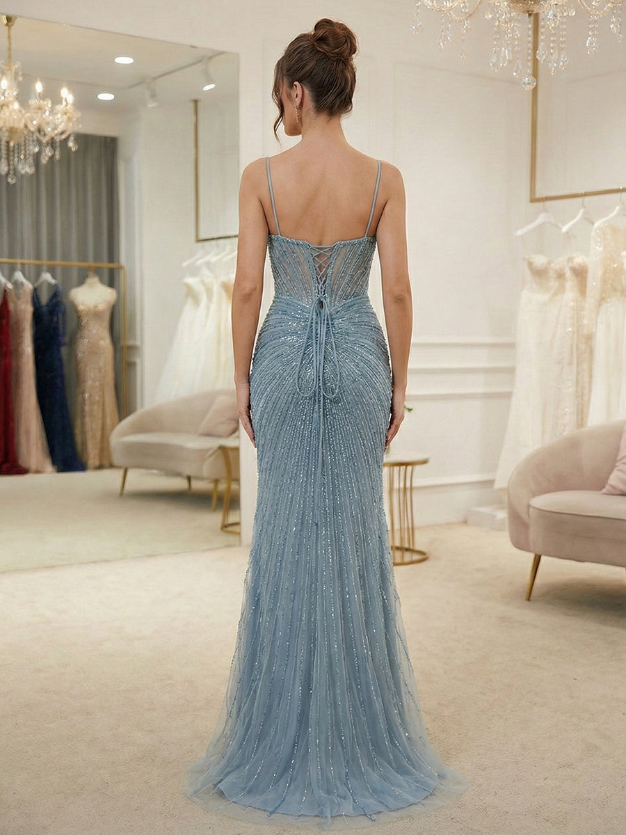 Vestido de baile azul acinzentado com alças finas, corpete bordado linear e fenda alta