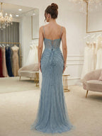 Vestido de baile azul acinzentado com alças finas, corpete bordado linear e fenda alta