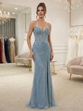 Vestido de baile azul acinzentado com alças finas, corpete bordado linear e fenda alta