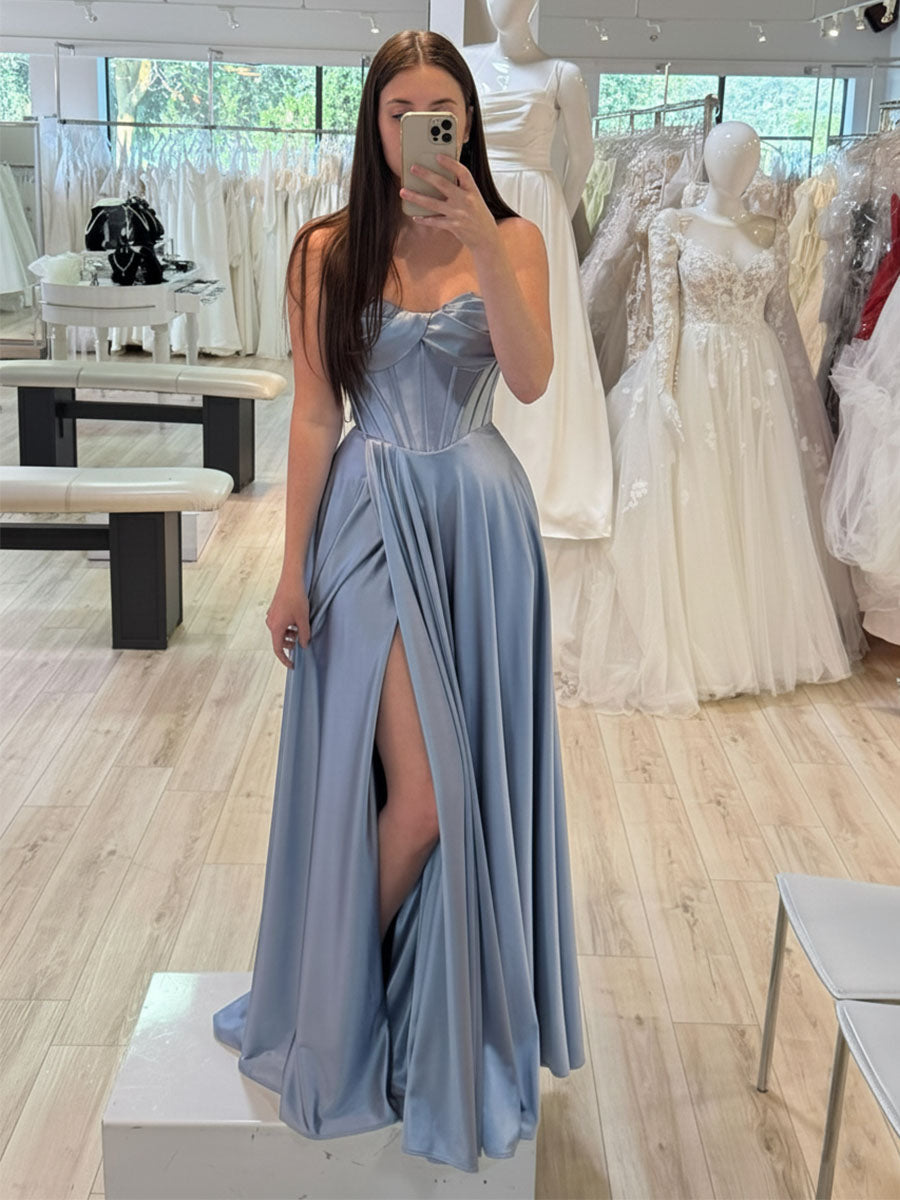 Abito da sera in raso blu polvere con corsetto senza spalline e spacco