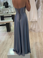 Abito da sera in raso blu polvere con corsetto senza spalline e spacco