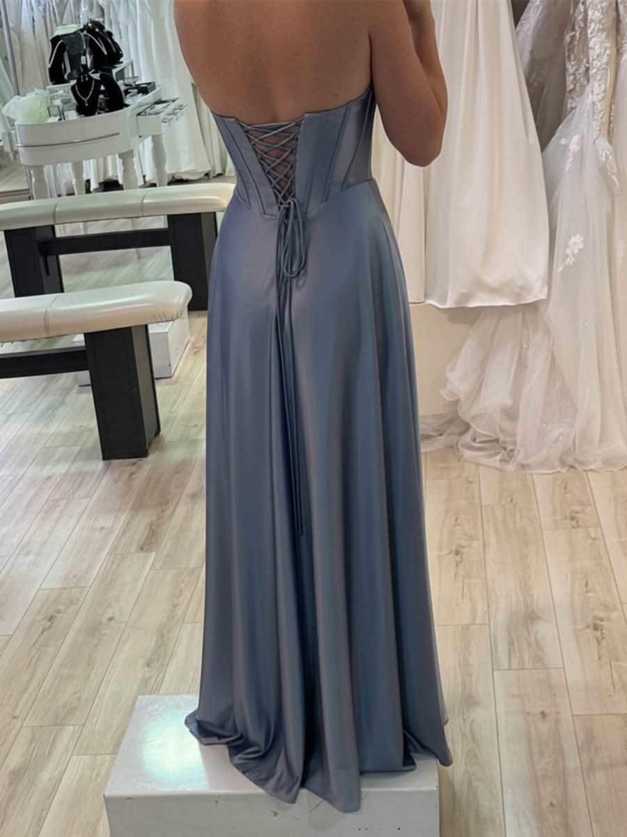 Abito da sera in raso blu polvere con corsetto senza spalline e spacco