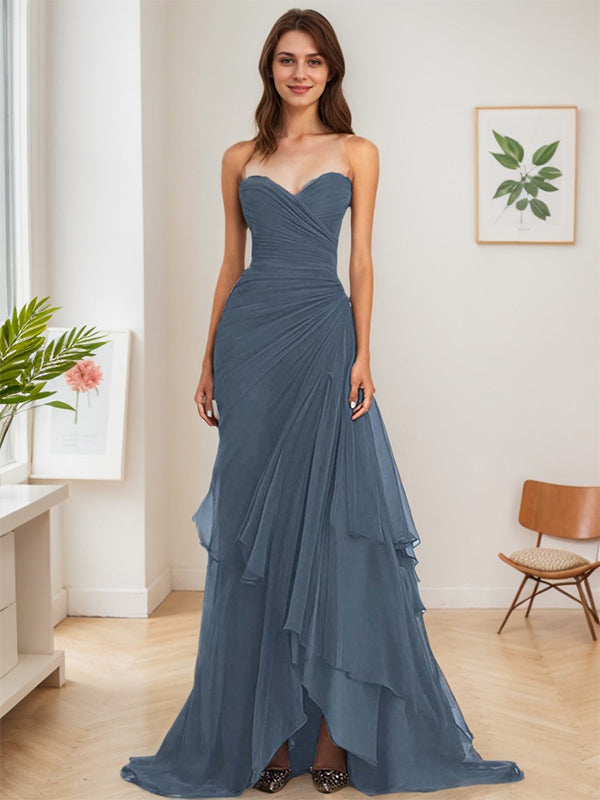 Vestido formal largo marrón oscuro en línea A sin tirantes con escote corazón y capas de gasa