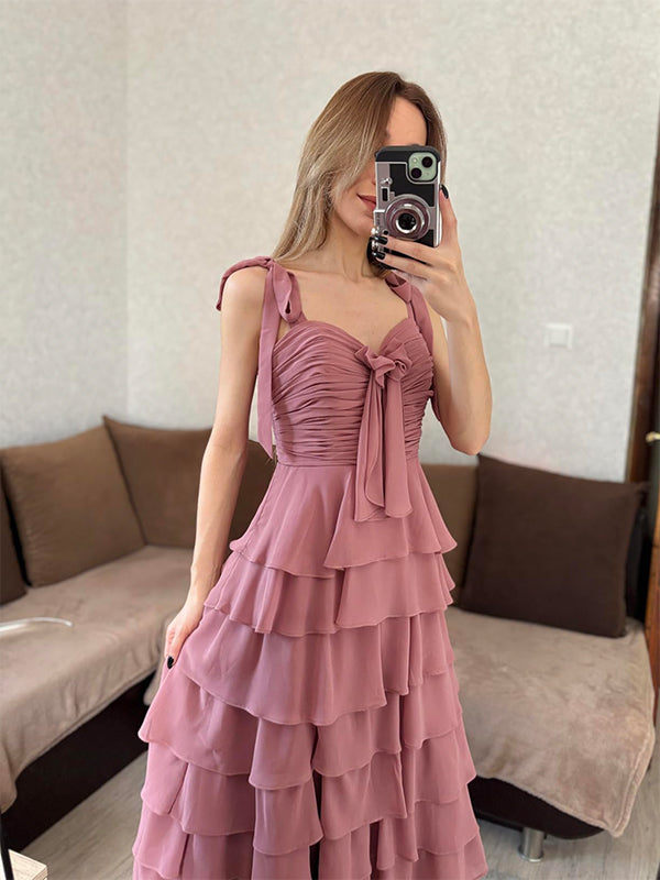 Abito da ballo lungo in chiffon rosa polvere a balze con scollo a cuore e spacco, linea a trapezio