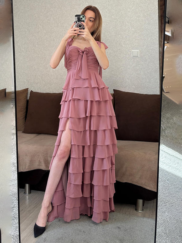 Abito da ballo lungo in chiffon rosa polvere a balze con scollo a cuore e spacco, linea a trapezio