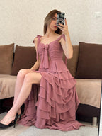 Abito da ballo lungo in chiffon rosa polvere a balze con scollo a cuore e spacco, linea a trapezio