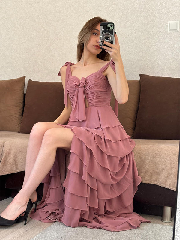 Abito da ballo lungo in chiffon rosa polvere a balze con scollo a cuore e spacco, linea a trapezio