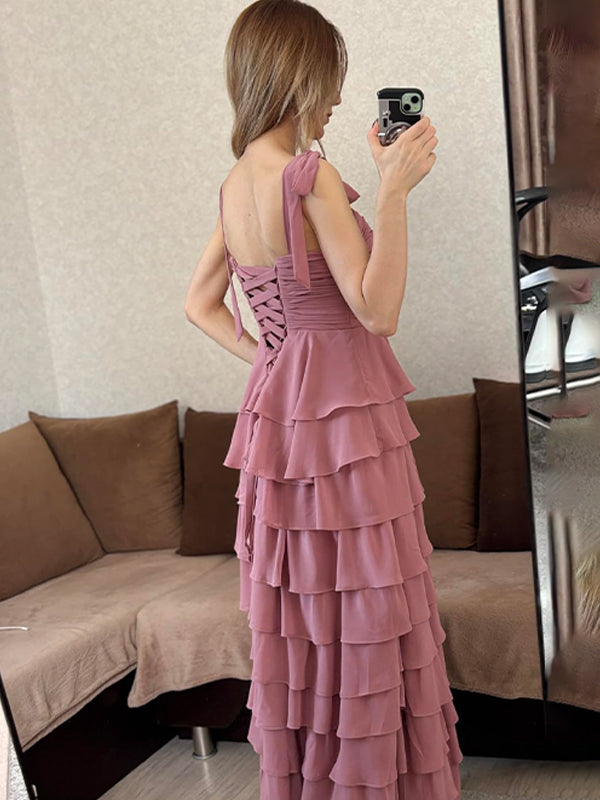 Abito da ballo lungo in chiffon rosa polvere a balze con scollo a cuore e spacco, linea a trapezio