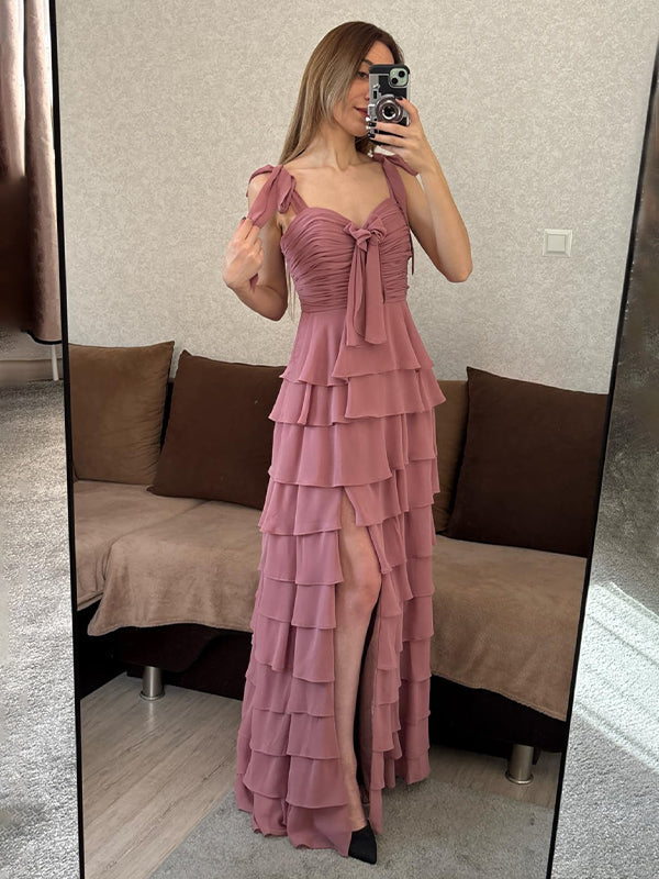 Abito da ballo lungo in chiffon rosa polvere a balze con scollo a cuore e spacco, linea a trapezio