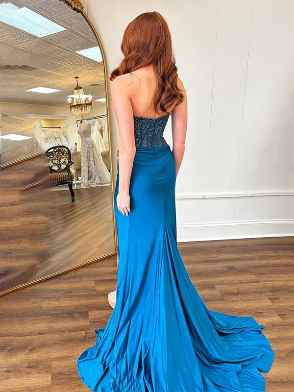 Vestido largo de fiesta azul oscuro estilo sirena sin tirantes con top brillante y abertura