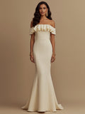 Elegante vestido formal ajustado y acampanado con volantes y escote off-the-shoulder