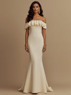 Elegante vestido formal ajustado y acampanado con volantes y escote off-the-shoulder