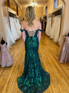 Vestido de fiesta verde esmeralda con lentejuelas y escote off-the-shoulder con abertura alta