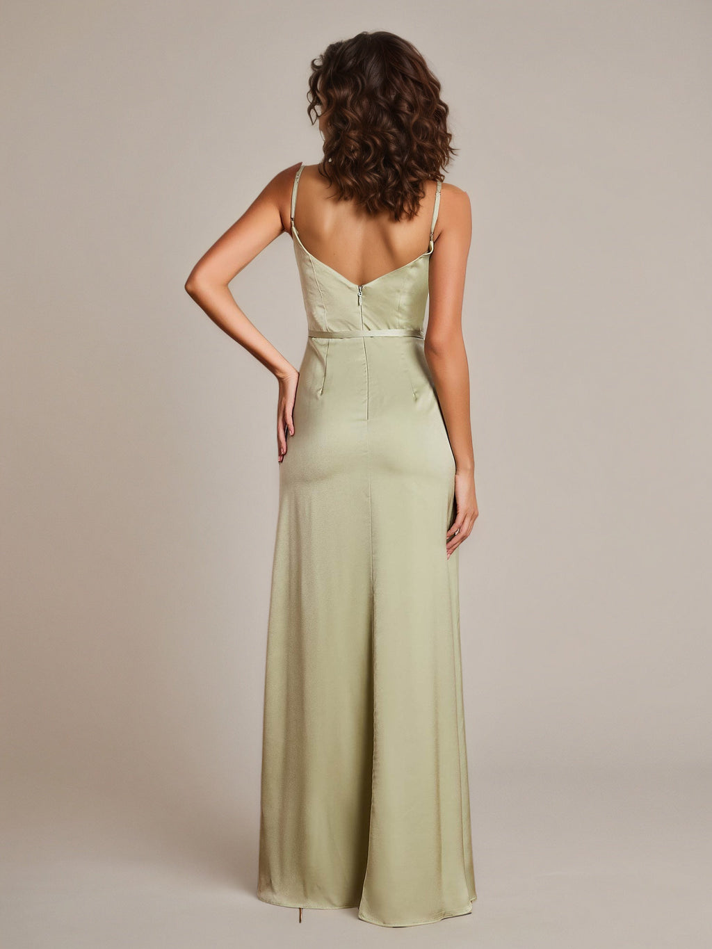 Vestido largo de dama de honor de satén color salvia polvorienta, corte tubo con tirantes finos y sin mangas