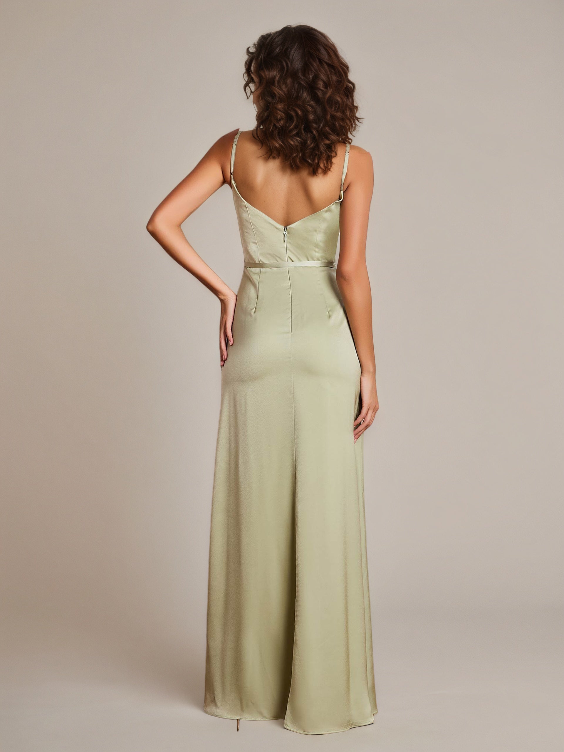 Vestido largo de dama de honor de satén color salvia polvorienta, corte tubo con tirantes finos y sin mangas