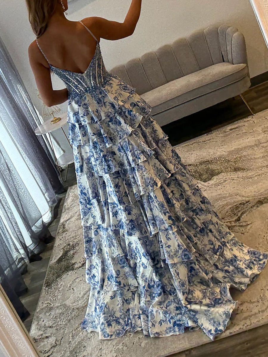 Abito da ballo con corsetto a balze, perline e balze a balze con spacco
