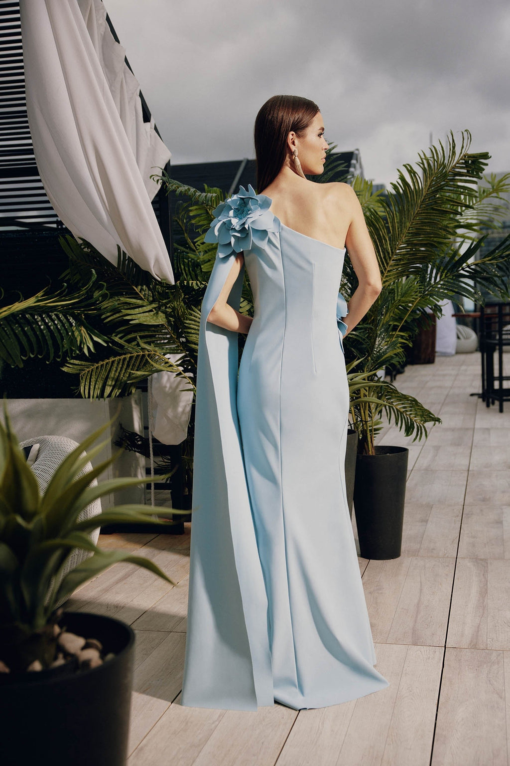 Himmelblaues, einseitiges formelles Kleid mit Applikationsblumen