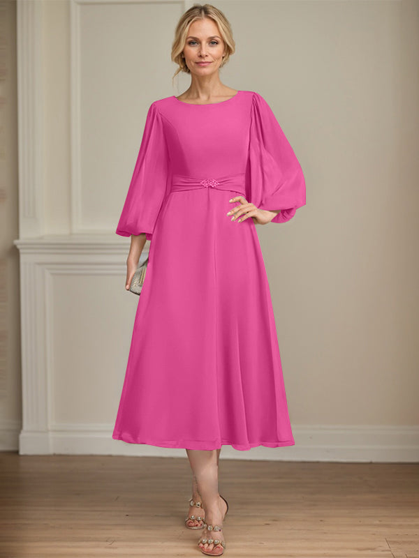 A-Linien Rundhals Tee-Länge Chiffon Kleid für die Brautmutter mit Kristallbrosche und Plissees
