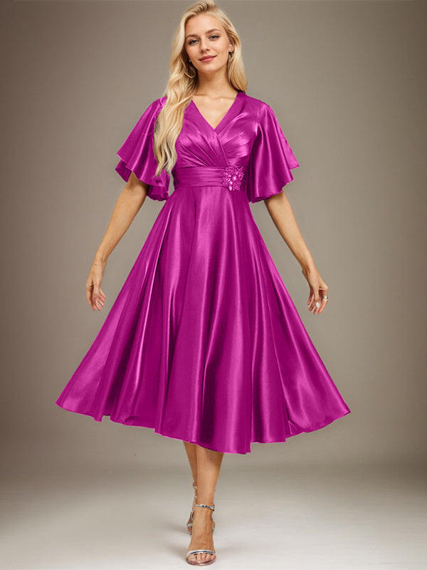 A-Linien V-Ausschnitt knielanges Stretch-Satin-Mutter-der-Braut-Kleid mit Perlen und Falten