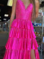 Vestido longo de baile rosa fúcsia com glitter, alças finas e babados, com fenda