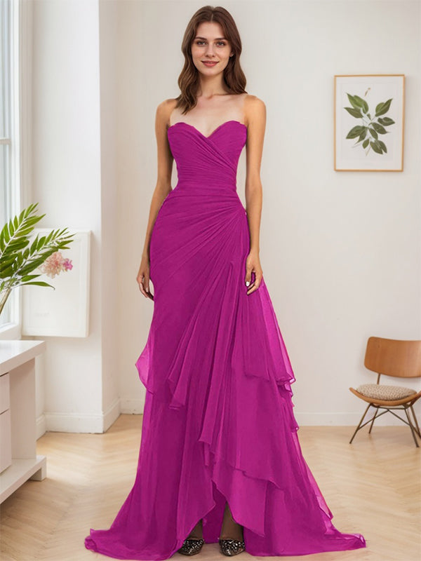 Vestido formal largo marrón oscuro en línea A sin tirantes con escote corazón y capas de gasa