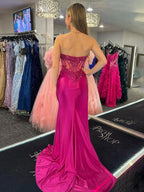 Fuchsiafarbenes Meerjungfrauen-Abendkleid aus Satin mit Applikationen, trägerlos und lang mit Schlitz