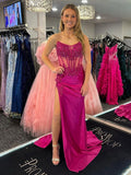 Fuchsiafarbenes Meerjungfrauen-Abendkleid aus Satin mit Applikationen, trägerlos und lang mit Schlitz